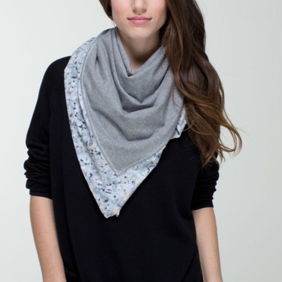 lululemon athletica Accessories - Lululemon Throw Me Over Scarf Heathered Gray w Zip